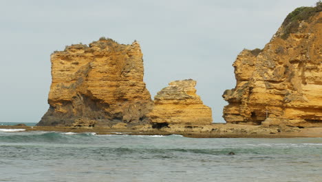 Formación-Rocosa-Erosionada-De-Piedra-Caliza-Ubicada-En-Una-Playa-Costera-Australiana