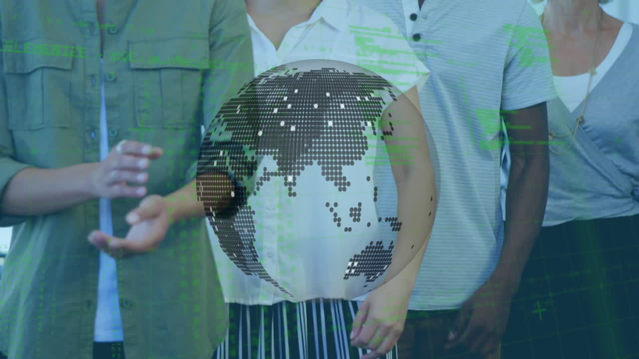 animación de globo giratorio y procesamiento de datos sobre sonrientes colegas diversos en el lugar de trabajo