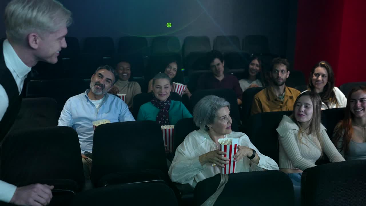 Pubblico che si gode un film al cinema
