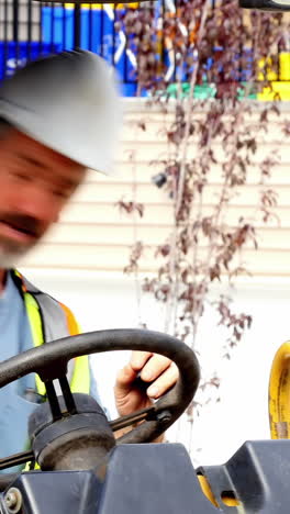 ingeniero que conduce una excavadora