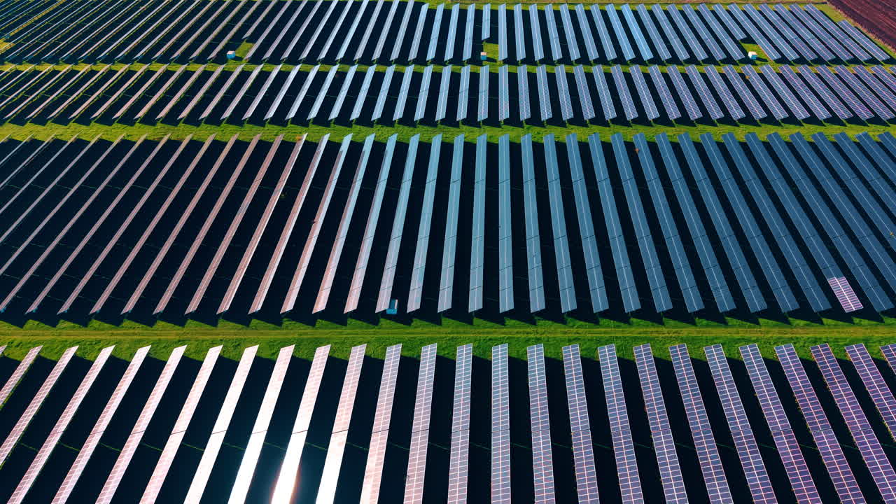 Vasto campo ricoperto da numerose file di moderne celle fotovoltaiche. Produzione di energia sostenibile. Vista aerea