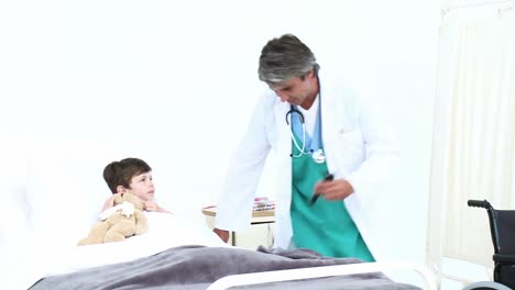 Médico-Atento-Examinando-Las-Orejas-De-Un-Niño-Pequeño