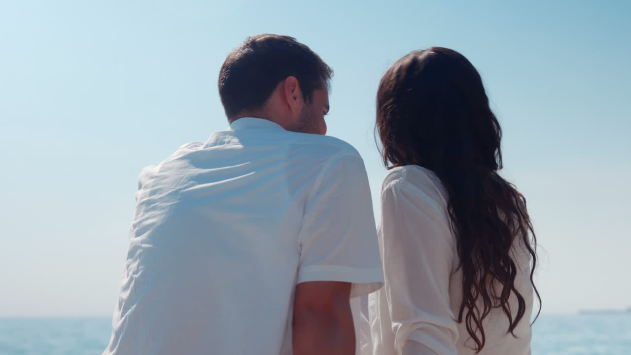 카메라를 바라보는 사랑스러운 부부