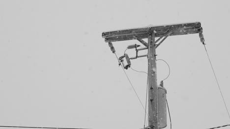 Fuertes-Nevadas-Cayendo-Y-Oscureciendo-La-Visibilidad