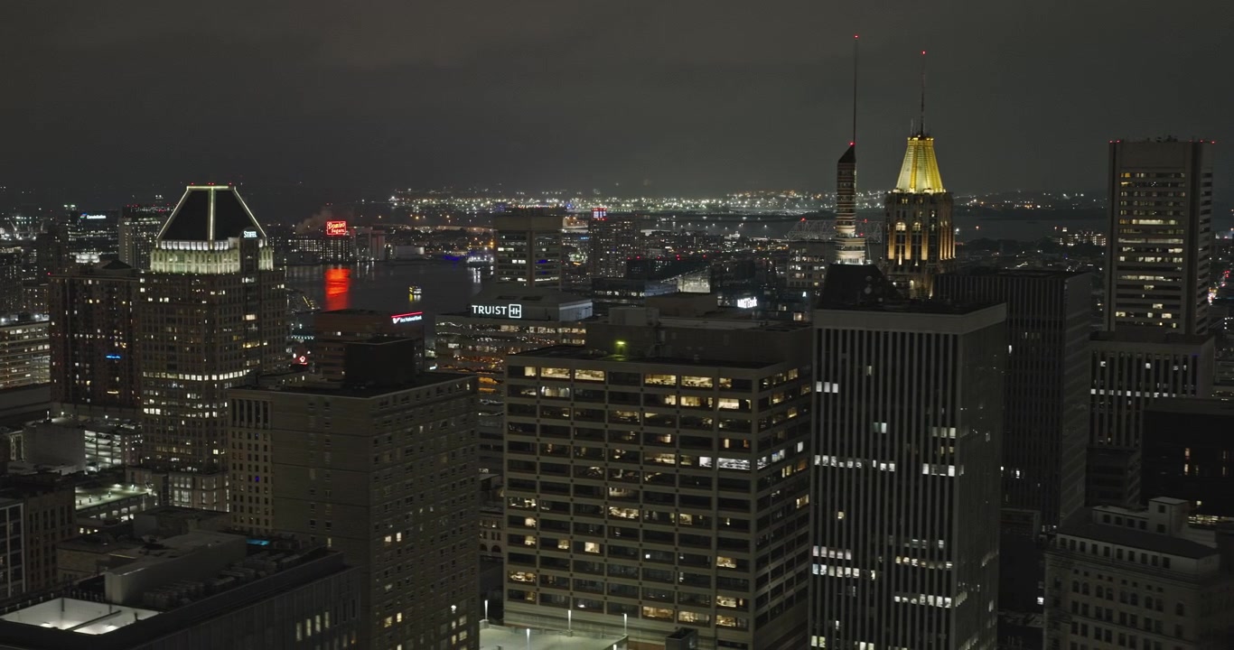 Aéreo de Baltimore Maryland v66 sobrevoo noturno sobre Mount Vernon e Seton Hill, revelando torres do centro e luzes do porto - Filmado com Câmera 8k ProRes - 28 de setembro de 2023.