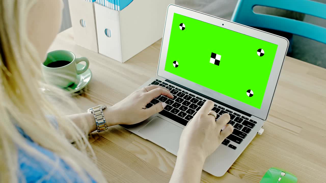 mujer escribiendo en una computadora