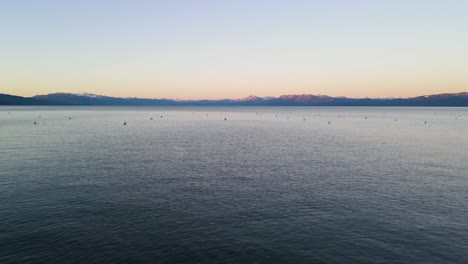 캘리포니아 타호 호수 (lake tahoe) 로 향하는 보트 도크 위에서 4k 드론으로 촬영된 낮은 비행장.