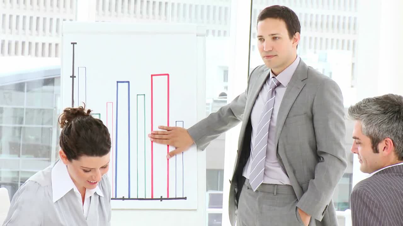 자신감 있는 관리자 가 프레젠테이션 을 하고 있다