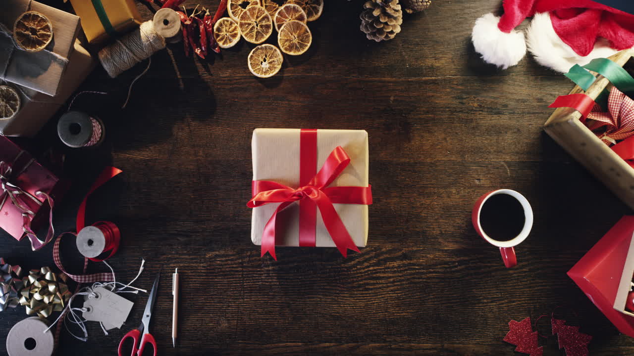 vista superior mujer fotografiando decoraciones navideñas usando un teléfono inteligente mesa de regalos de navidad desde arriba - dragón épico rojo