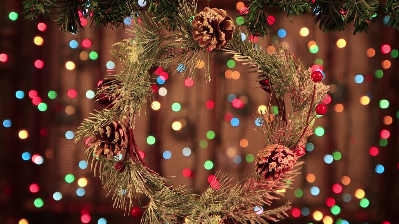 decoración para el año nuevo - una corona de mimbre con conos de primer plano.