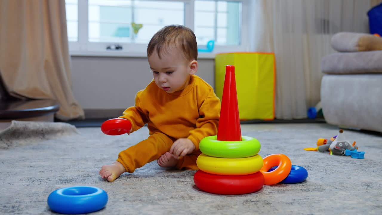 bebé jugando con juguetes