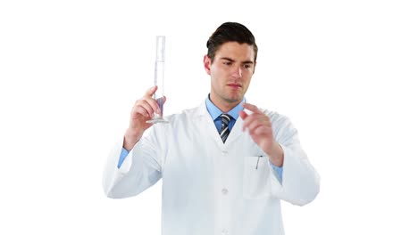 médico usando una pantalla digital mientras examina un químico en un tubo de ensayo