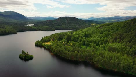 Aviemores-Zugabe-Aus-Der-Luft:-Das-Loch-An-Eilein-Und-Das-Schloss-Und-Seine-Begleiter-Aus-Dem-Waldkiefernwald,-Eine-Cairngorms-Highland-Symphonie-Im-Schottischen-Hochland,-Schottland,-Vereinigtes-Königreich