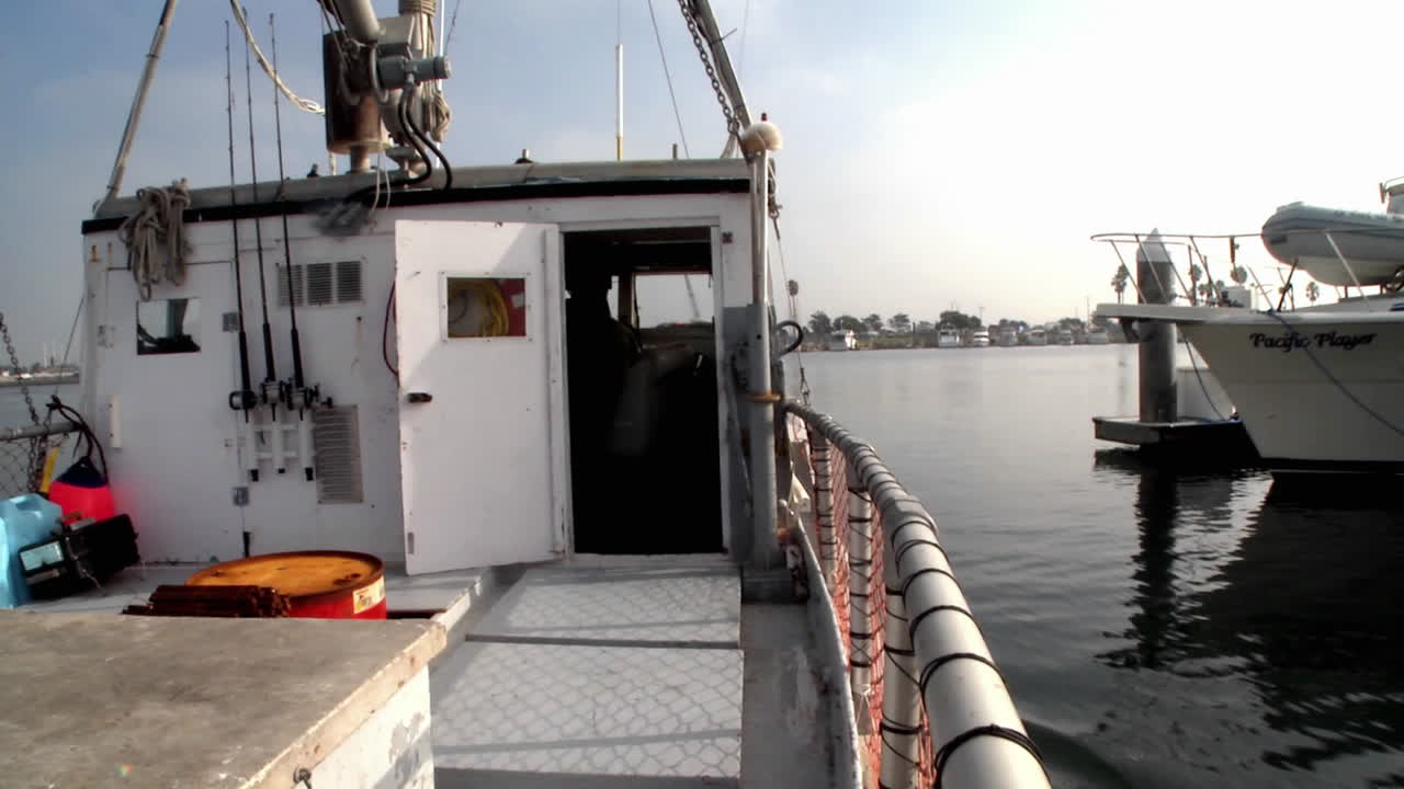 보트는 많은 보트가 정박해 있는 선착장을 통과합니다.