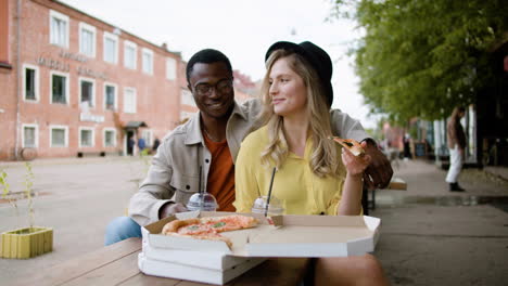 Young-couple-enjoying-meal-outdoors