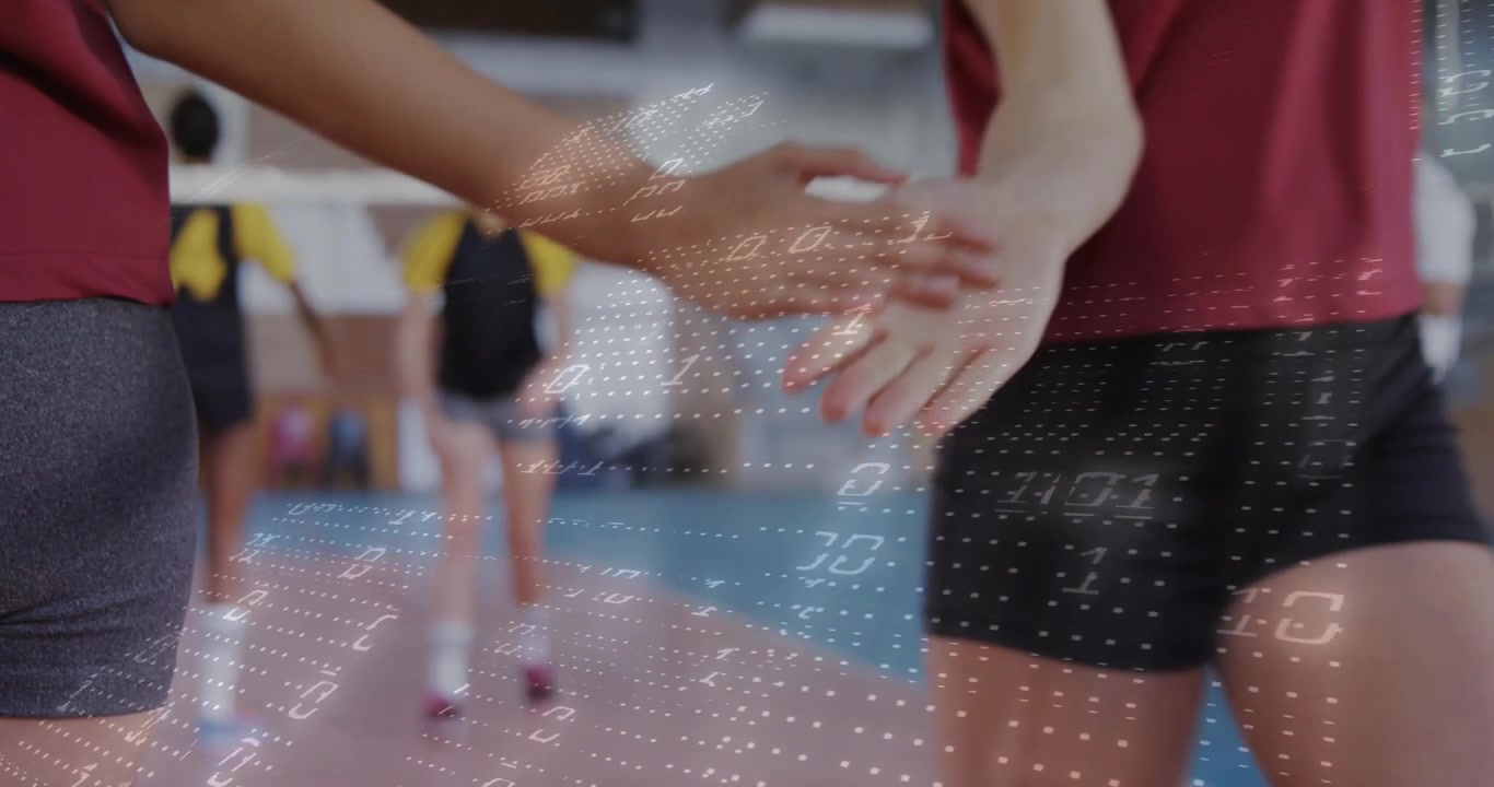 Giocatore che avanza dopo aver raccolto la palla, scambiandosi un low-five in un'esercitazione sportiva con tracciamento dati in sovrimpressione.