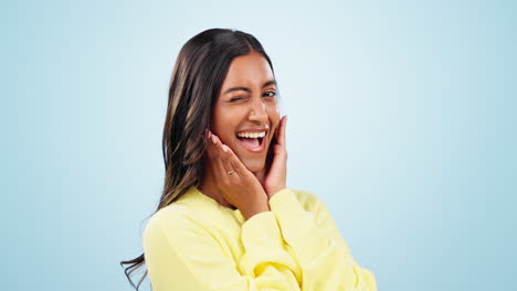 Retrato,-Mujer-Y-Sonrisa-En-Estudio-Para-Cuidado-De-La-Piel