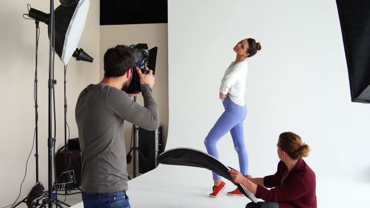 modelo posando para una sesión de fotos de moda