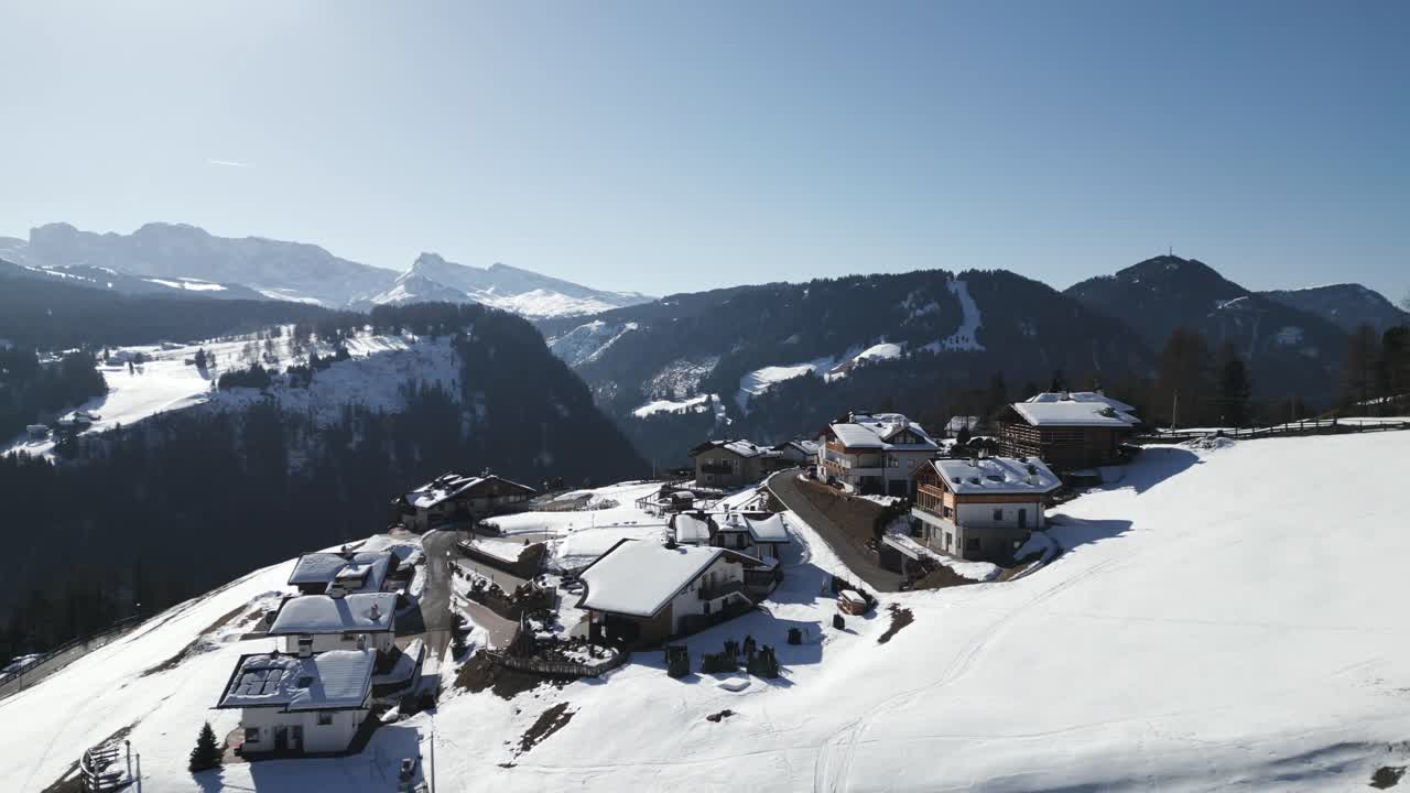 pueblo sereno en la ladera del valle de val gardena en dolomitas, italia, panorama aéreo