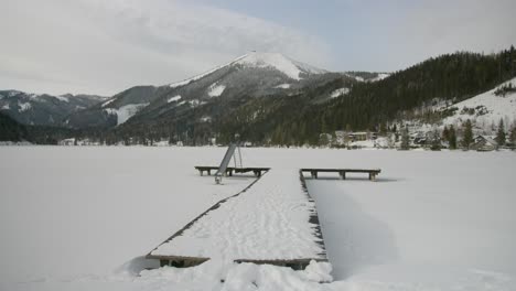 Lago-En-Austria-Congelado-Con-Nieve