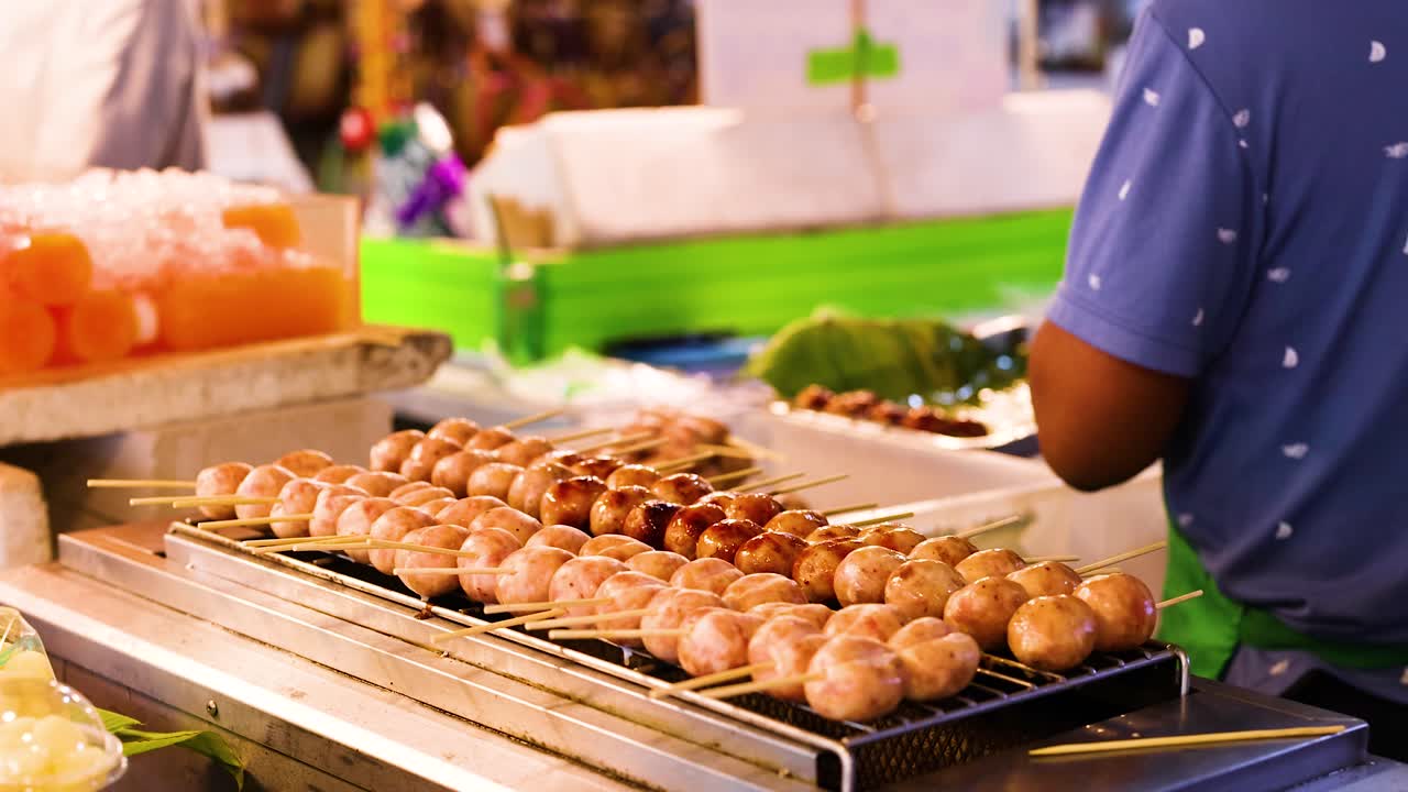 판매자 는 떠다니는 시장 의 상점 에서 소시지 를 준비 하고 있다