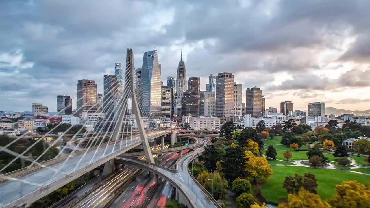 Vivace vita notturna e skyline della città: uno spettacolo mozzafiato di vita urbana catturato in due splendide inquadrature che mostrano le transizioni tra notte e giorno in un paesaggio metropolitano.