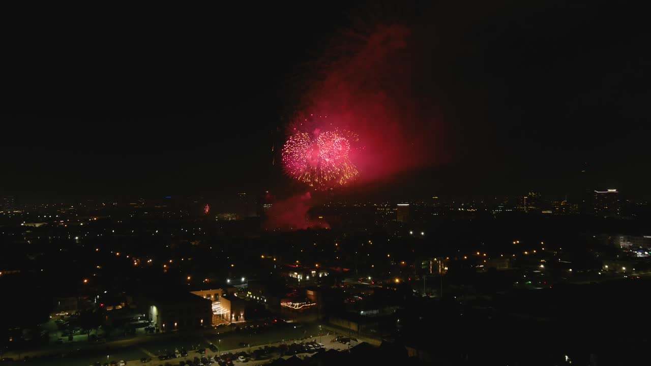 antena de fuegos artificiales del 4 de julio en houston por la noche