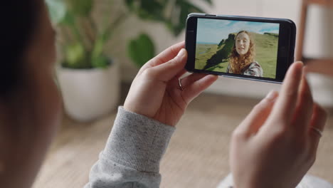 Mujer-Joven-Chateando-Por-Video-Usando-Un-Teléfono-Inteligente-Amiga-Feliz-De-Vacaciones-En-Escocia-Compartiendo-Experiencias-De-Viaje-Divirtiéndose-En-Una-Aventura-De-Vacaciones-Comunicándose-Con-Un-Teléfono-Móvil