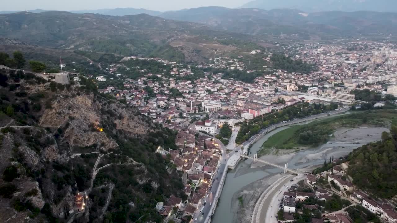vista de dron de berat en albania