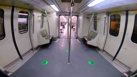 una toma amplia dentro de un vagón de metro-3