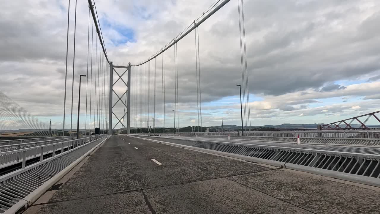 에딘버러의 상징적인 케이블 브릿지를 가로지르는 여행