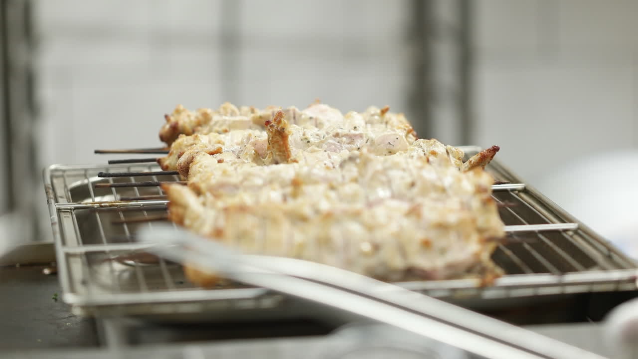 요리사 가 그릴 된 고기를 준비 하고 있다