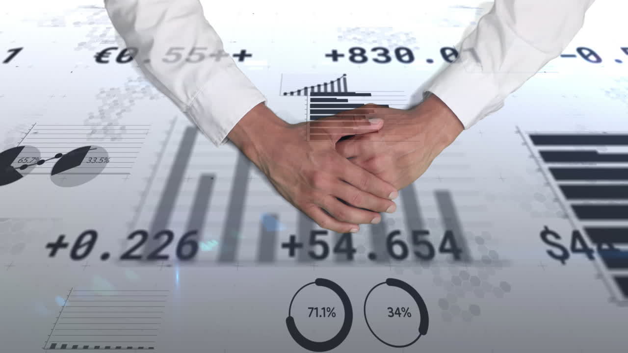 Animação de diversos dados financeiros e gráficos sobre as mãos de um empresário caucasiano.