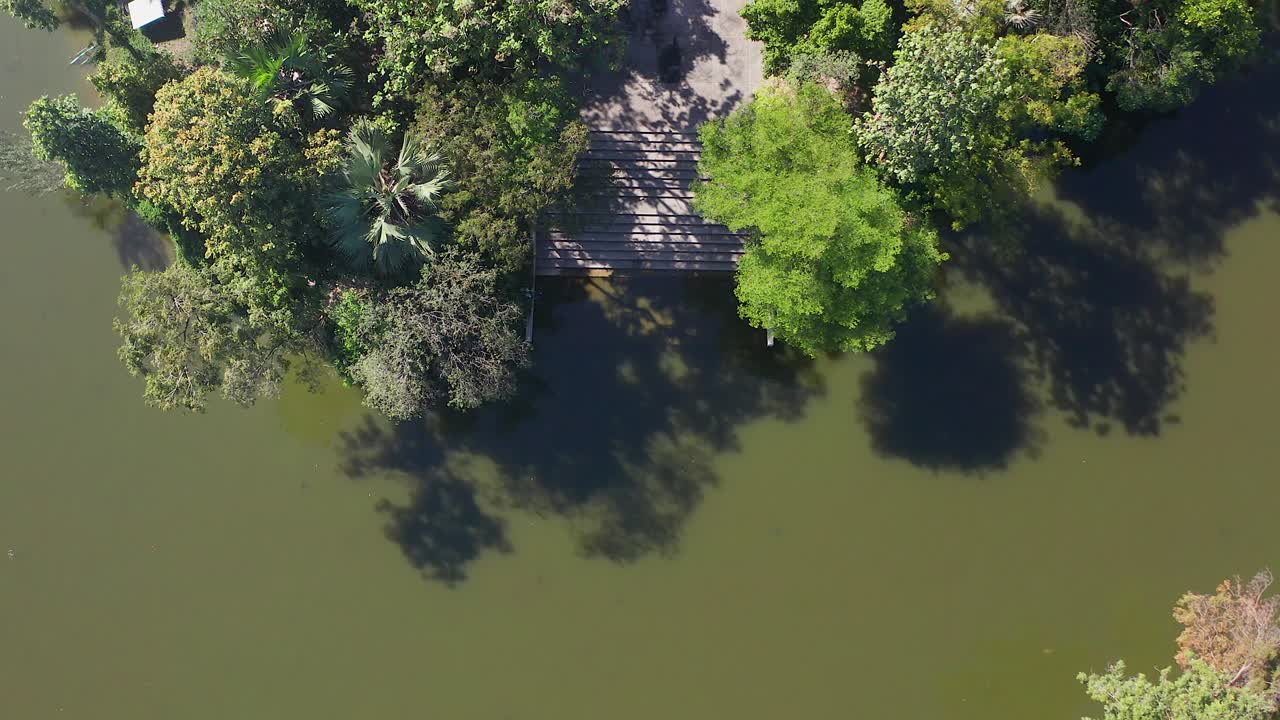 태국 라차부리 (ratchaburi) 에 있는 wat luang phoo sot tham.