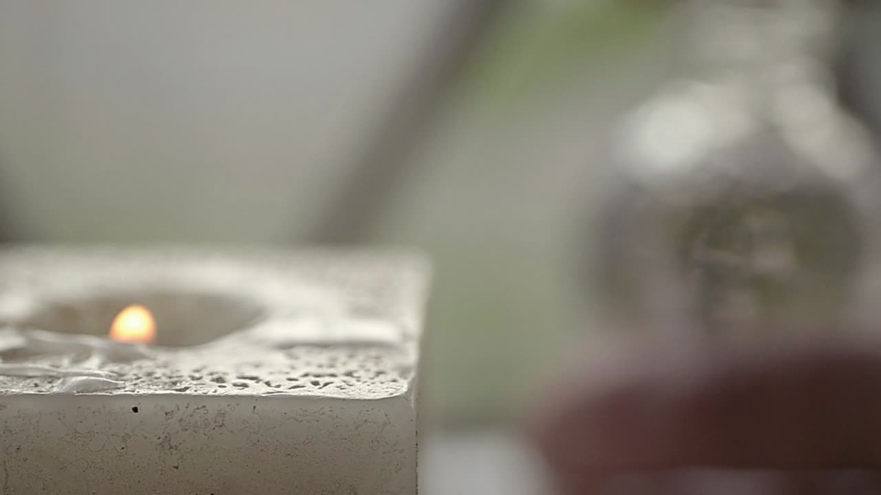 abrir una botella de aceite para un día de spa relajante con velas