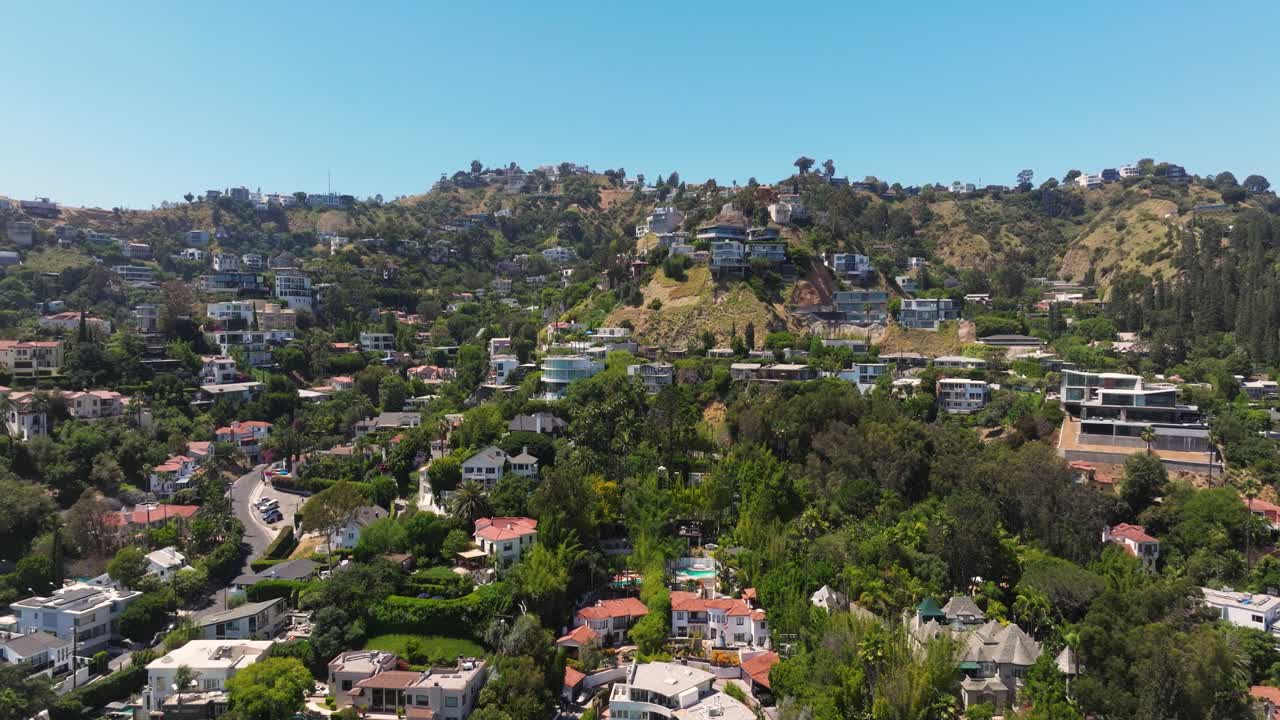 el retroceso aéreo revela las famosas colinas de hollywood