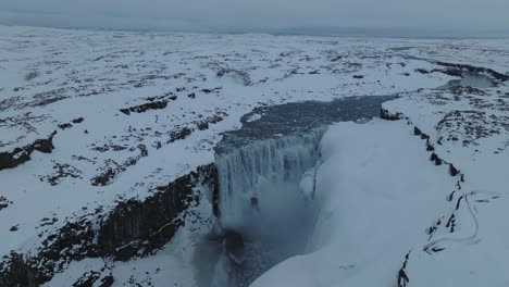 vista aérea de la cascada de dettifoss, islandia en el paisaje de invierno frío, toma de avión no tripulado