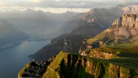 Luftflug-Um-Den-Gipfel-Des-Niederbauen-Chulm-An-Einem-Goldenen-Sommermorgen-In-Den-Schweizer-Alpen-Mit-Kreisendem-Blick-Auf-Die-Fjorde-Von-Vierwaldstättersee,-Uri,-Mythen,-Rigi,-Burgenstock-Und-Die-Aufgehende-Sonne