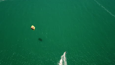 tiro de drone de arriba hacia abajo de gran altitud de kite surf en el océano atlántico turquesa
