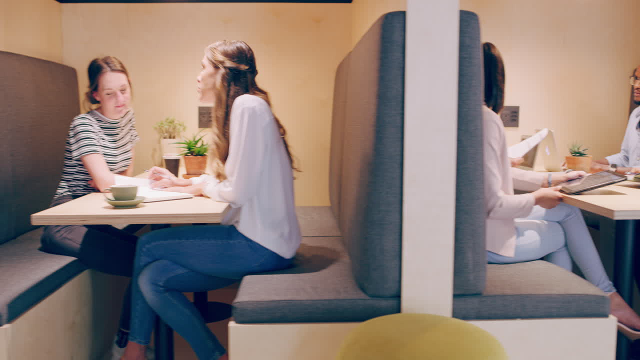 오늘 점심을 먹을 수 있는 멋진 책상을 알아요