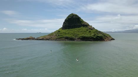 Paddleboarders-Remando-Hacia-El-Sombrero-Del-Chino