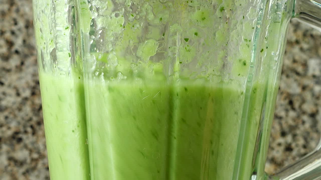 Preparazione di un cocktail con cetrioli, menta e lime