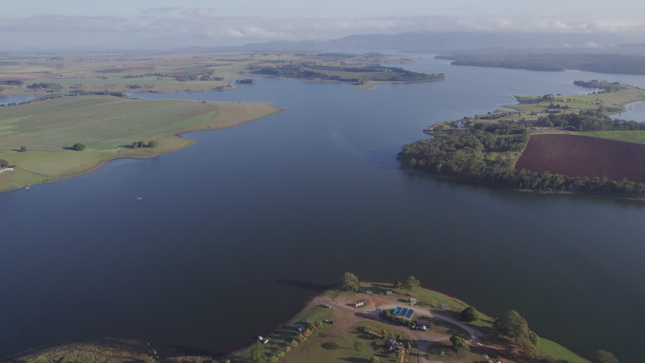 호숫가의 시골 풍경 맞은편 티나부라 놀이터