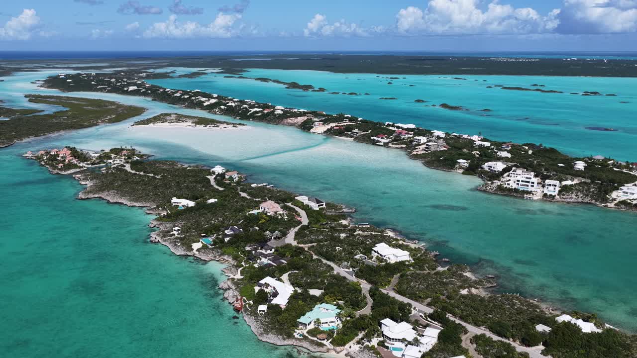Chalk Sound a Providenciales, nel territorio d'oltremare delle isole Turks e Caicos. Paesaggio sulla spiaggia. Sfumature di acquerello blu. Destinazione turistica. Chalk Sound a Providenciales. Paesaggio marino naturale