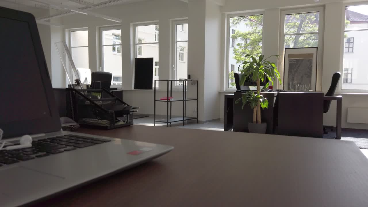 사무실에서 물 한 잔을 마시는 4k 60fps