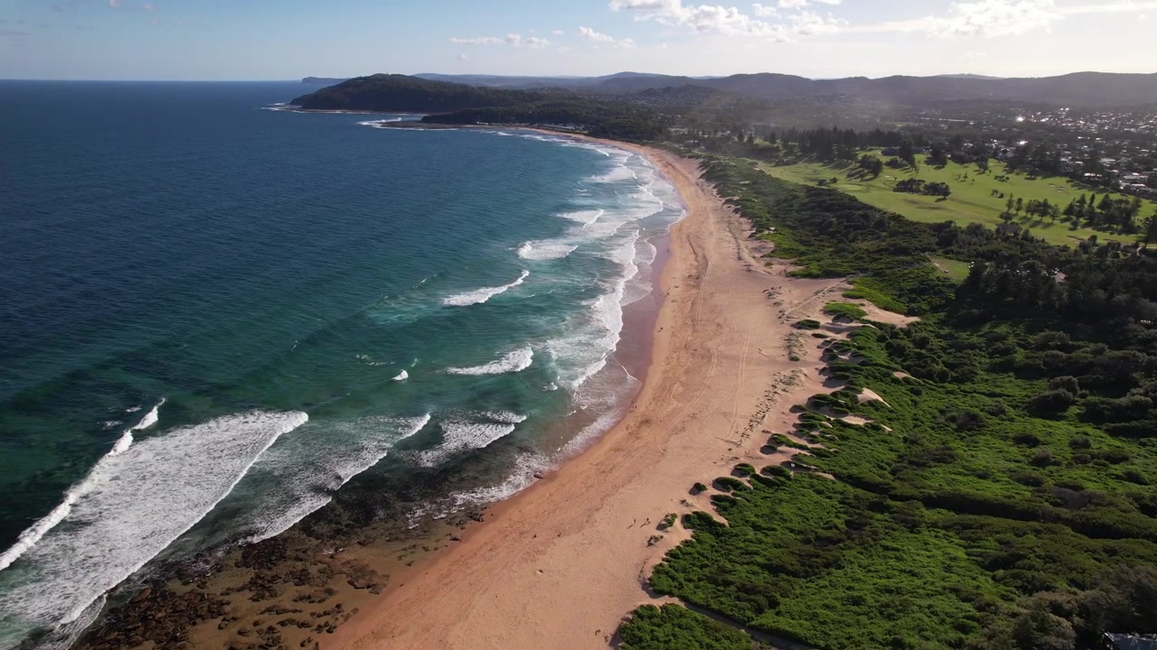 Ripresa aerea sopra North Shelly Beach Dog Beach a Toowoon Bay, NSW, Australia