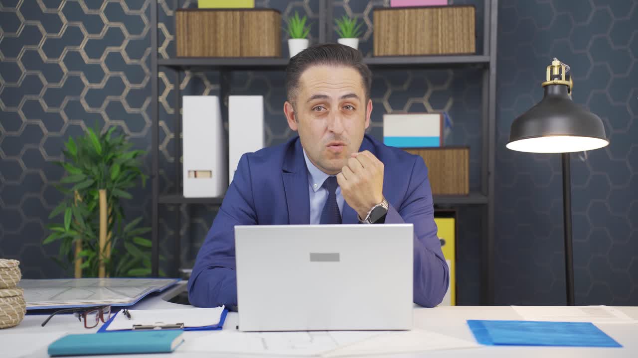 hombre de negocios con sueños y metas.