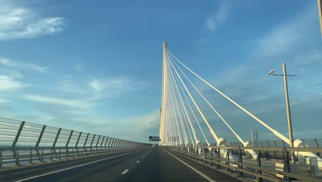 conducción en el puente de la carretera de fife, escocia