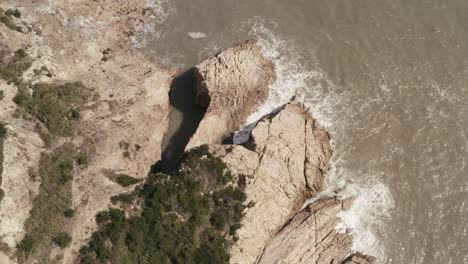 la deriva y las rocas junto al mar, foto en taizhou, zhejiang.