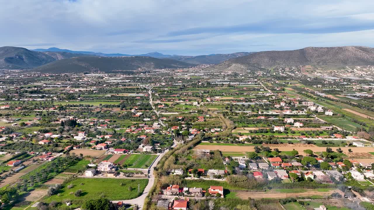 Imagens aéreas sobre casas de veraneio e terras agrícolas em Maratona, Grécia